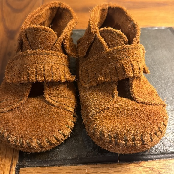 NFS reserve -Minnetonka toddler moccasin size 4 Velcro leather shoe - Picture 4 of 5